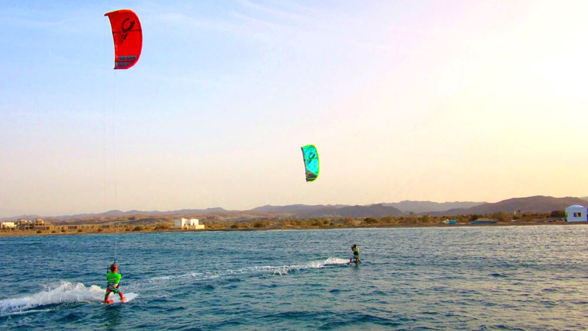 El Naaba: Kitesurfer an der Kite- und Wing/Windsurf Station El Naaba: Kitesurfer an der Kite- und Wing/Windsurf Station