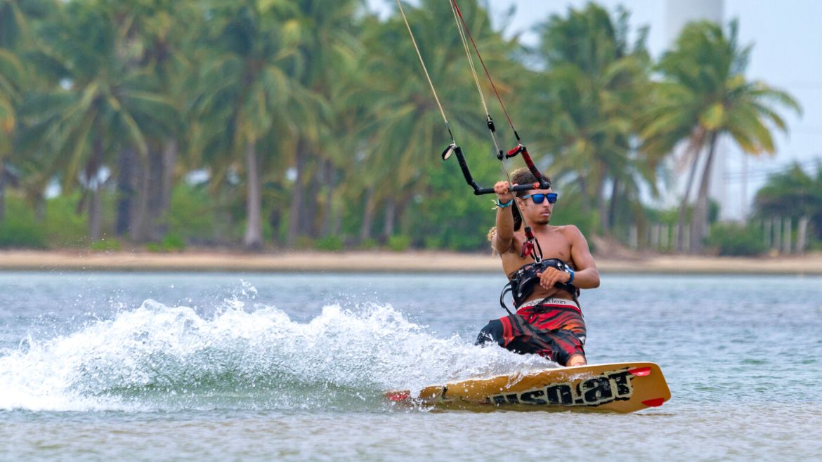 Kalpitiya: Kitesurfer in Kalpitiya Kalpitiya: Kitesurfer in Kalpitiya