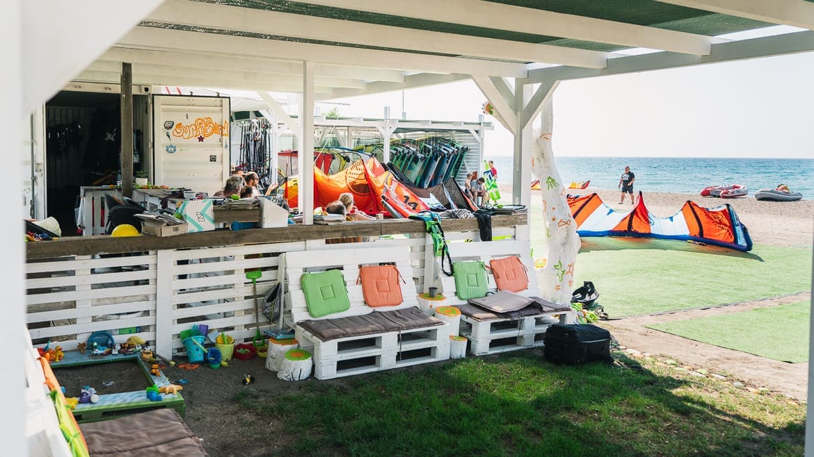 Rhodos Theologos: Kleiner Sitzbereich an der Station