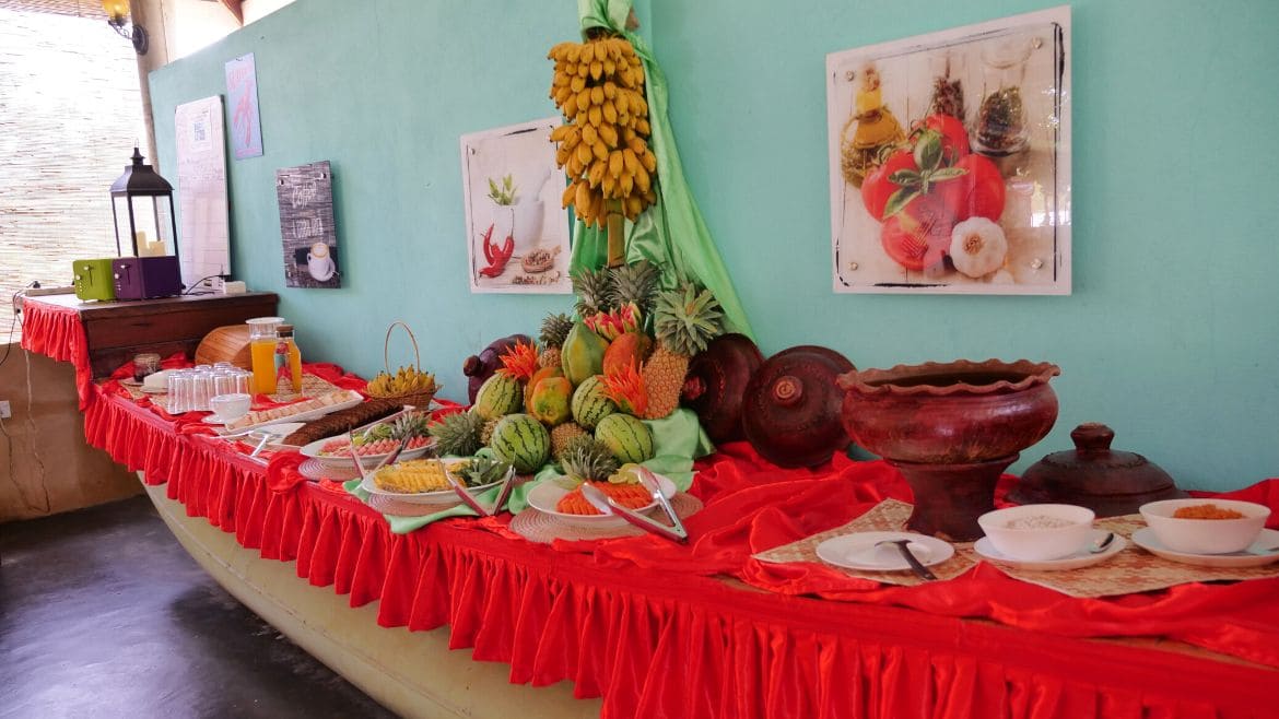 Kalpitiya: Buffet in den Surf Cabanas