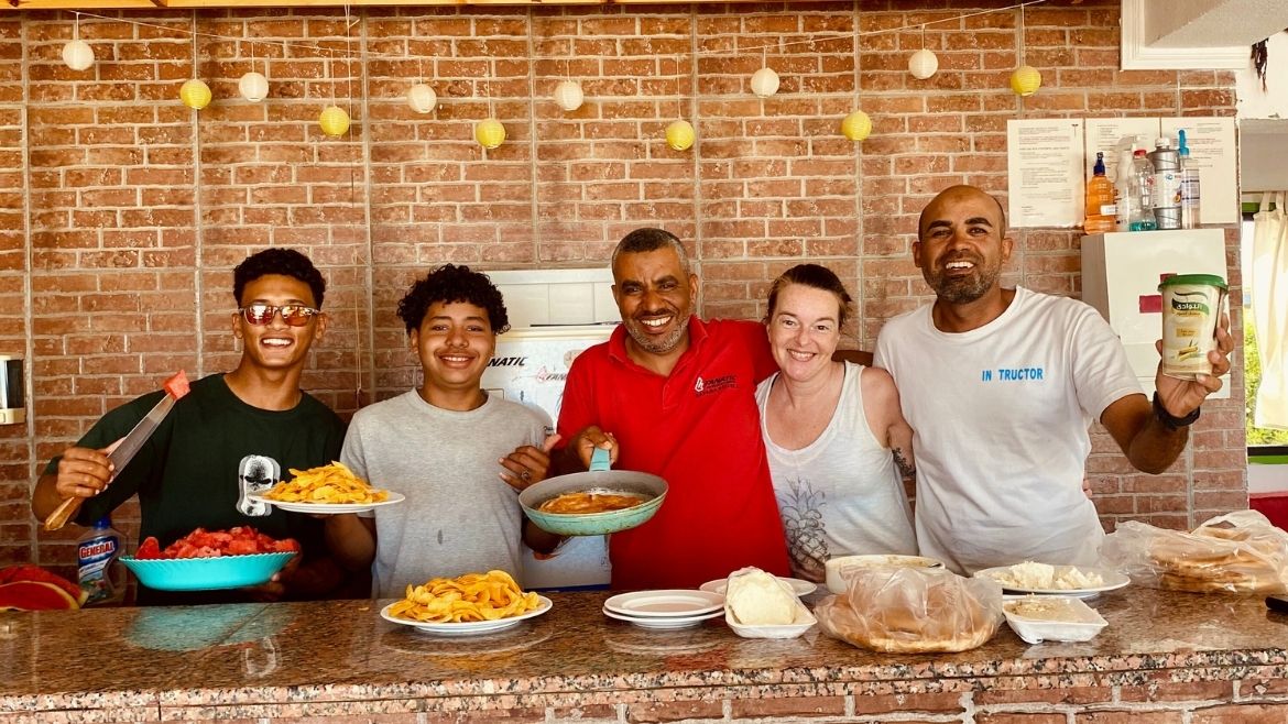 Das Team organisiert ein leckeres Essen während der Einheiten