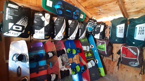 Wingsurfmaterial und Lagerung: Material in der Station Zarzis lagern