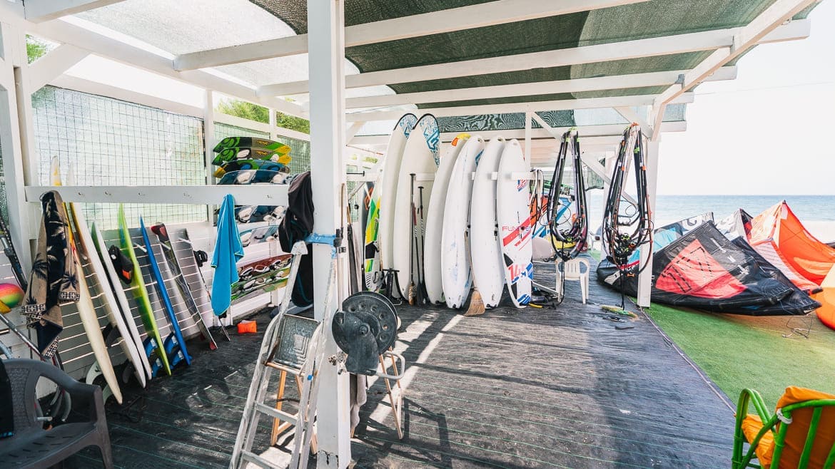 Rhodos Theologos: Große Materialauswahl an der Kite- und Wing/Windsurf Station