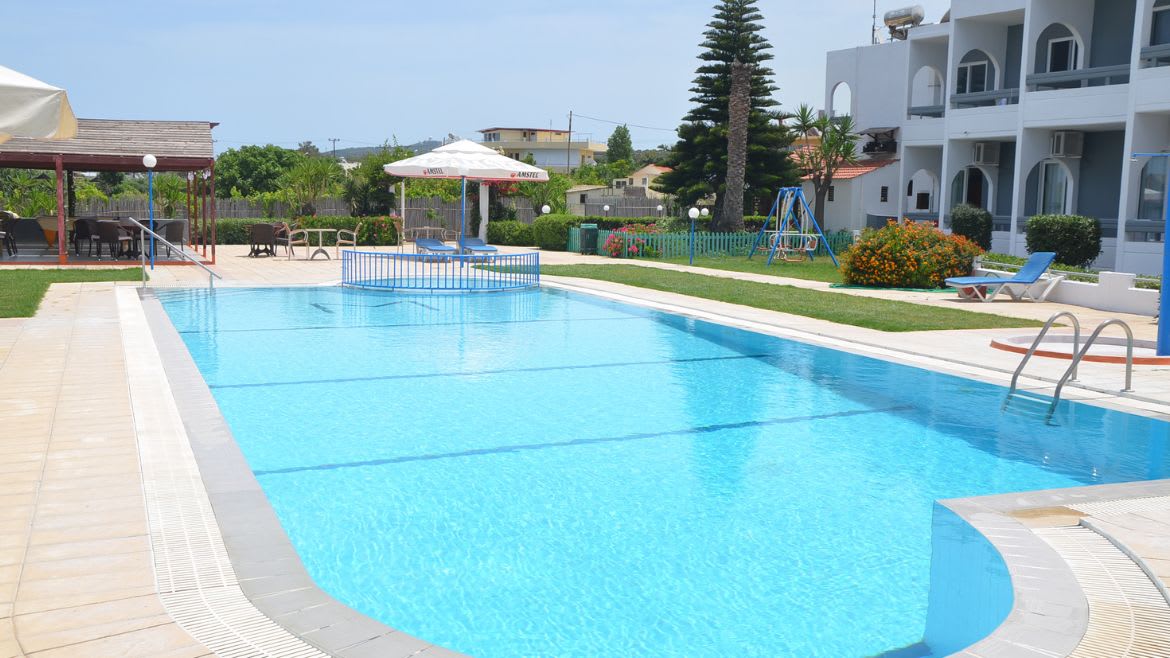 Theologos: Pool der Surf Studios