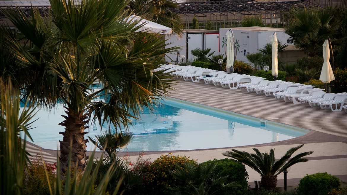 Marsala: Poollandschaft der Surfer Appartements