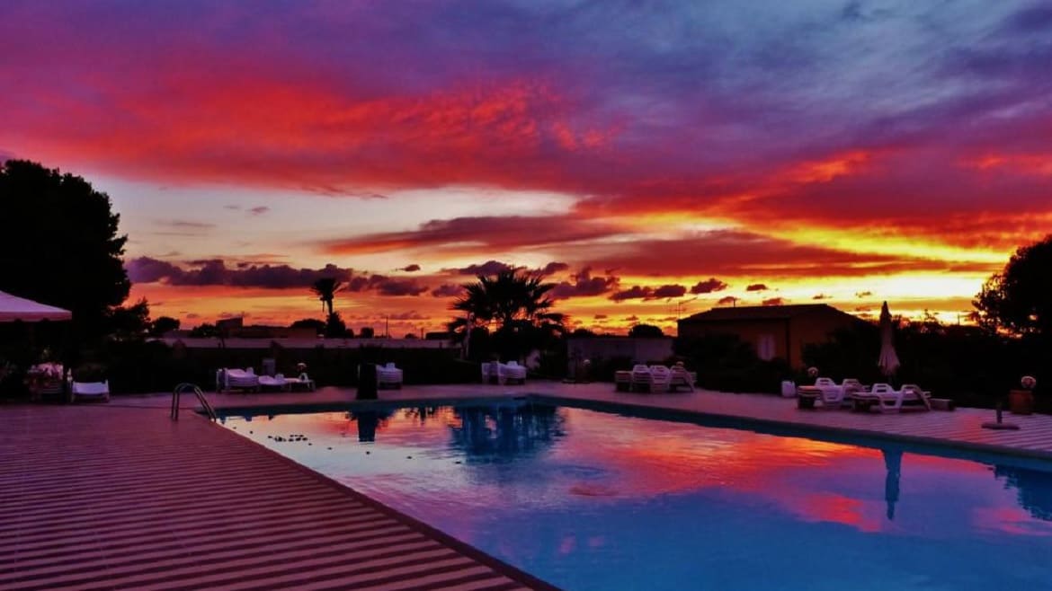 Marsala: Poolbereich am Abend an den Surfer Appartements