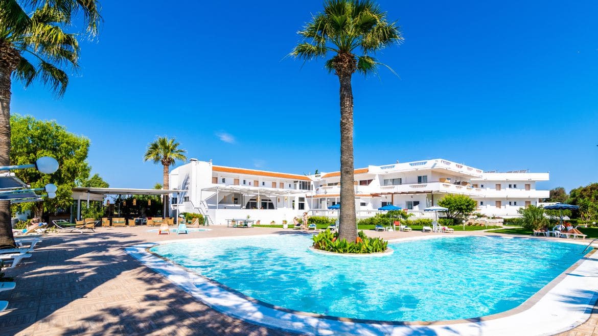 Rhodos Theologos: Außenansicht des Surfhotels