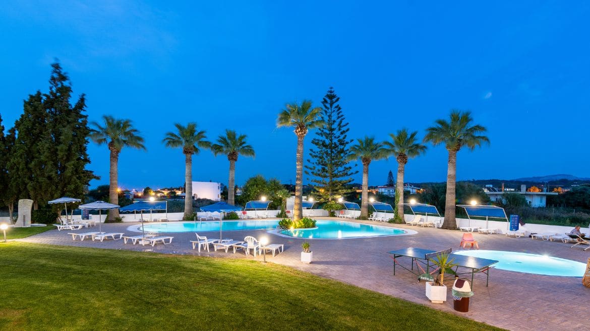 Rhodos Theologos: Poollandschaft am Abend im Surfhotel Rhodos Theologos: Poollandschaft am Abend im Surfhotel