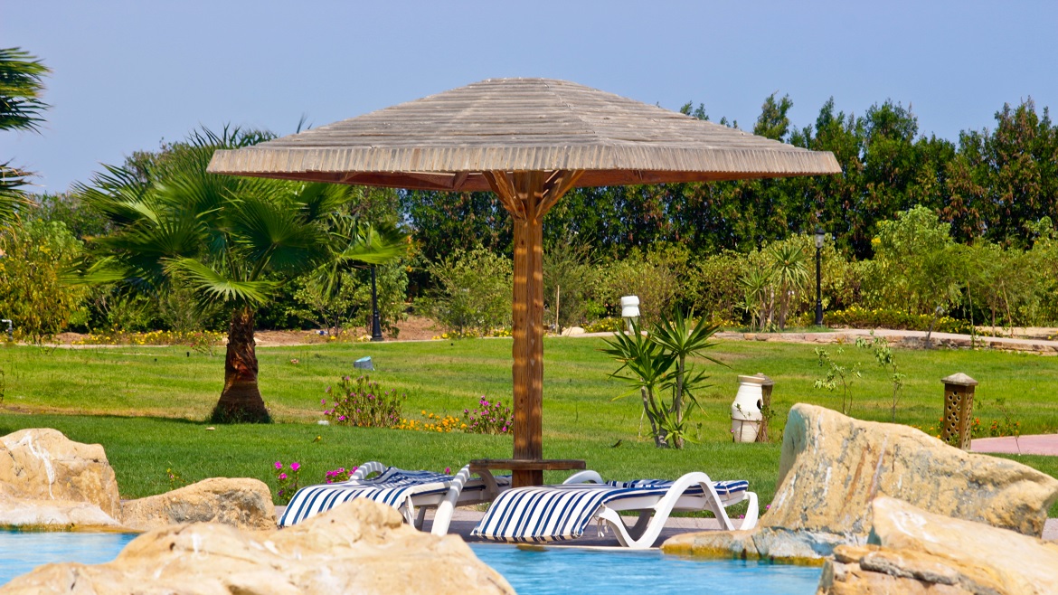 Hamata: Poolliegen des Komforthotels