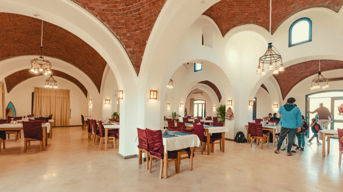 Hamata: Restaurantbereich im Kite Hotel