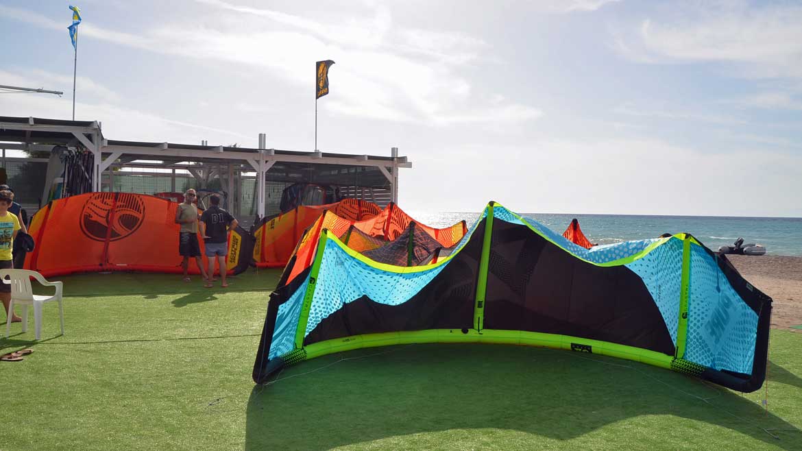 Rhodos-Theologos: Kites trocknen vor der Station