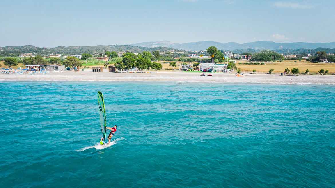 Rhodos-Theologos: Windsurfer vor der Station
