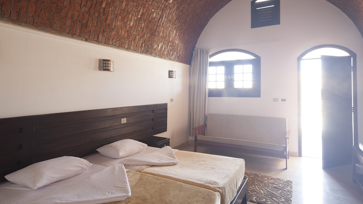 Hamata: Schlaf- und Sitzbereich im Kite Hotel