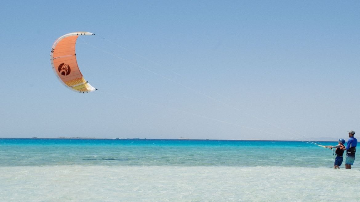 Schritt für Schritt an das Kitesurfen herangeführt durch erfahrene Lehrer