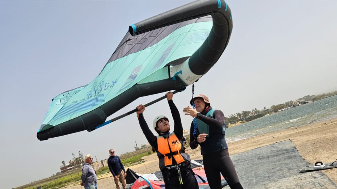 Marsala: Die Station bietet Anfängerschulungen im Wingsurfen an