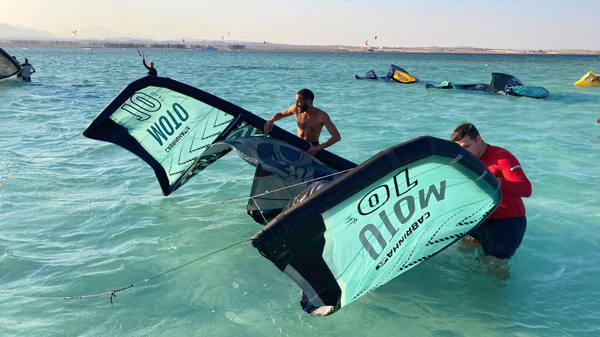Soma Bay: Die Kites vorbereiten Soma Bay: Die Kites vorbereiten