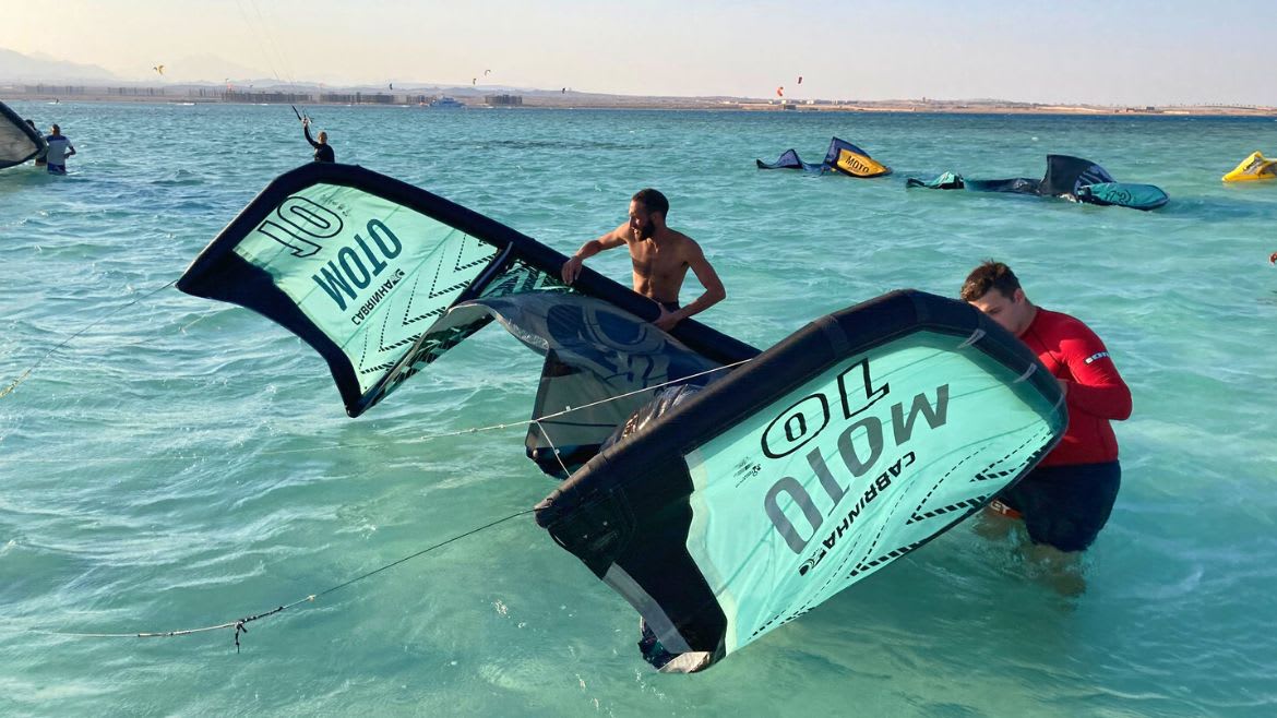 Soma Bay: Die Kites vorbereiten