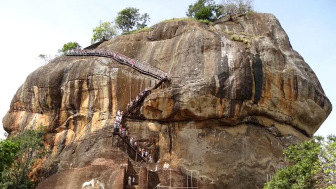 Sri Lanka: Sigiriya, einem Magmablock eines erodierten Vulkans Sri Lanka: Sigiriya, einem Magmablock eines erodierten Vulkans