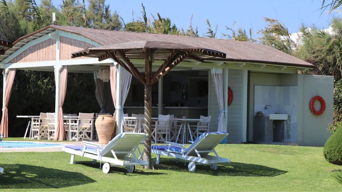 Naxos: Sitz- und Essbereich direkt am Pool