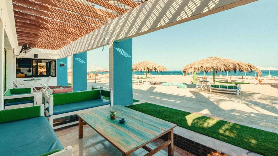 Sitzbereich im Außenbereich der Station