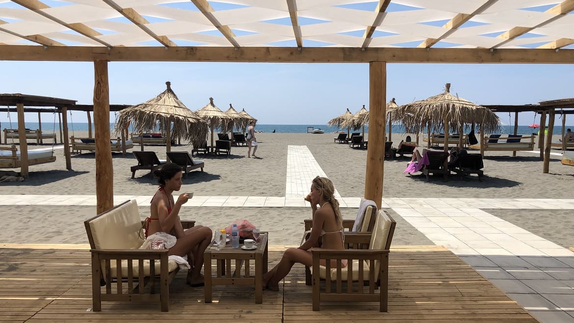 Ulcinj: Sitzbereich an der Kite- und Wingsurf Station