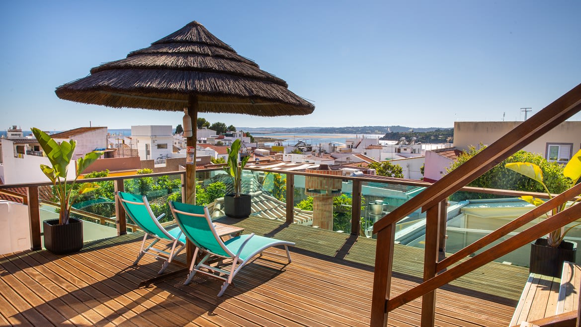Algarve: Von der Sonnenterrasse aus einen tollen Ausblick genießen Algarve: Von der Sonnenterrasse aus einen tollen Ausblick genießen
