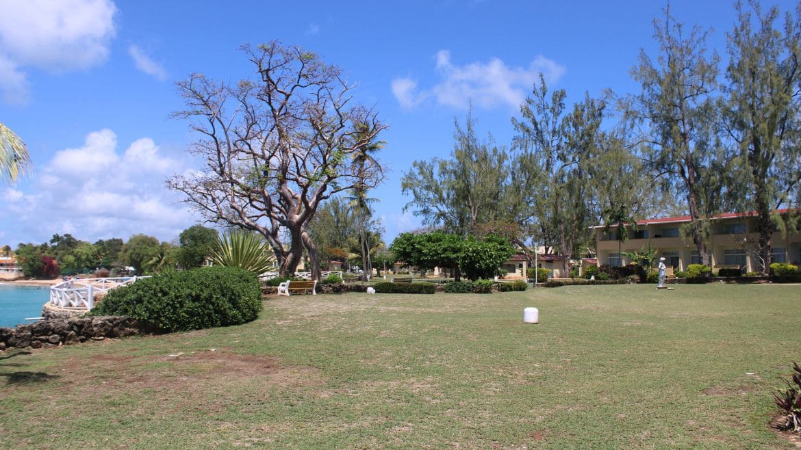 Tobago: Das Komforthotel verfügt über eine tolle Anlage mit Zugang zum Store Bay Beach Tobago: Das Komforthotel verfügt über eine tolle Anlage mit Zugang zum Store Bay Beach