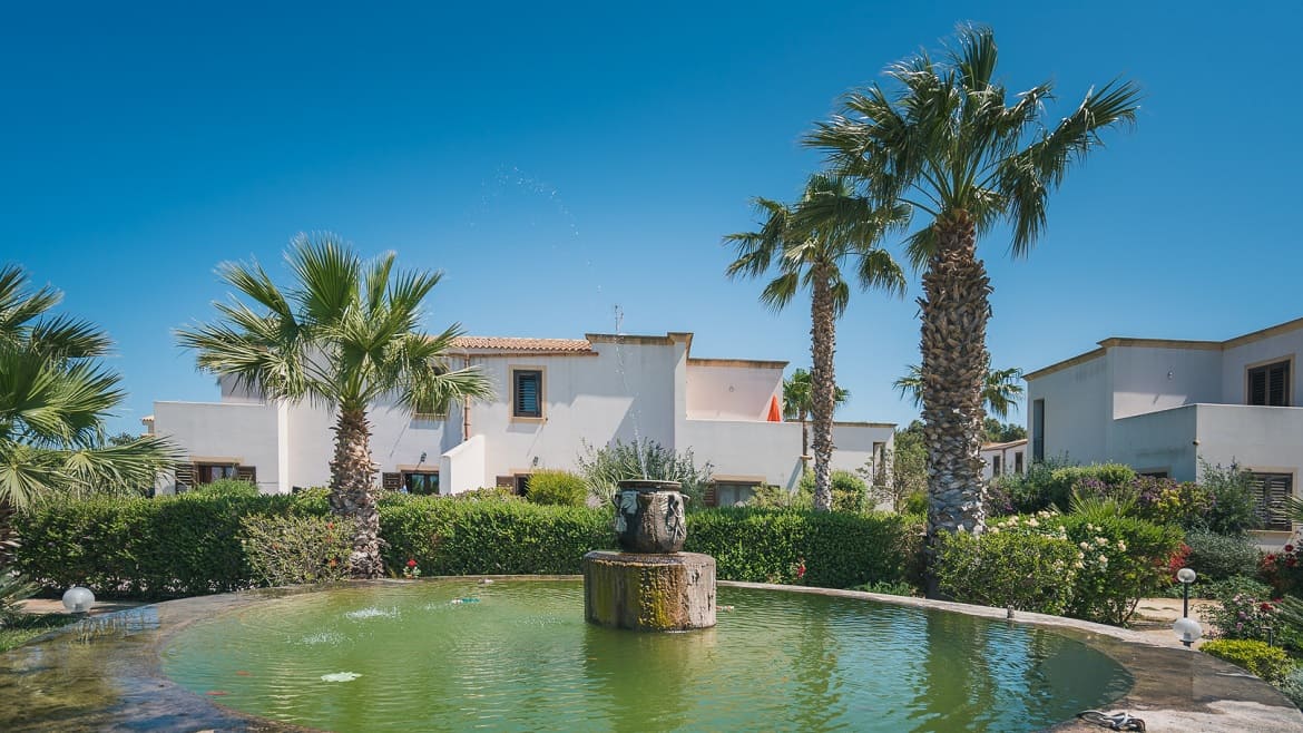 Marsala: Springbrunnen im Garten der Surfer Appartements