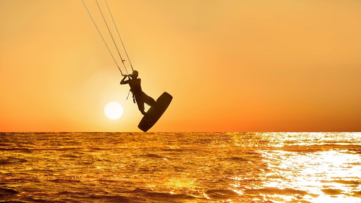 Ulcinj: Sprünge während des Sonnenunterganges Ulcinj: Sprünge während des Sonnenunterganges