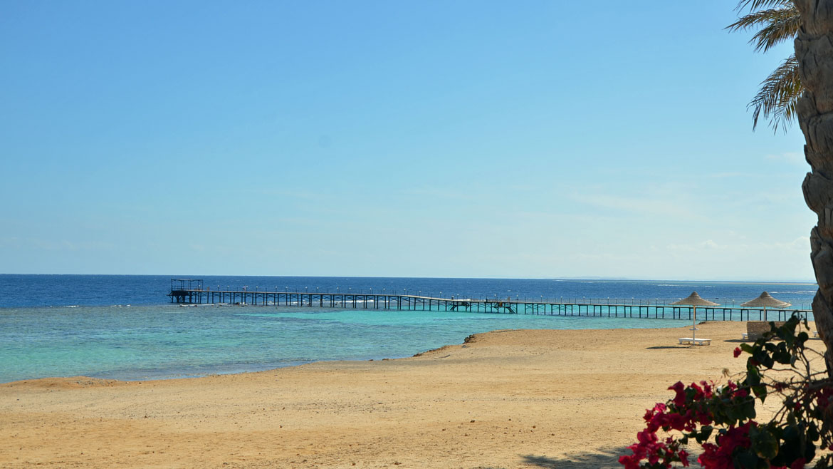 Hamata: Blick auf den Strand und den Steg des Komforthotels