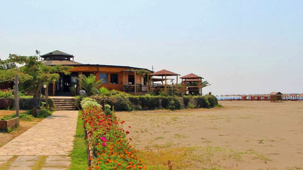 Ulcinj: Restaurant direkt am hauseigenem Strandabschnitt