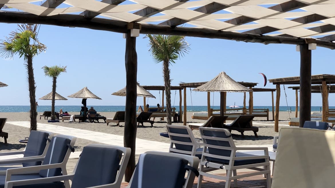 Ulcinj: Terrasse der Bar an der Kitesurfstation Ulcinj: Terrasse der Bar an der Kitesurfstation