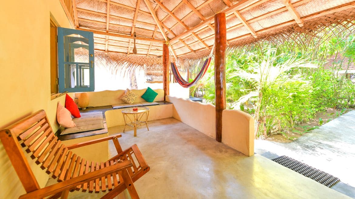Kalpitiya: Terrasse der Familien Cabana mit Blick in den Garten Kalpitiya: Terrasse der Familien Cabana mit Blick in den Garten