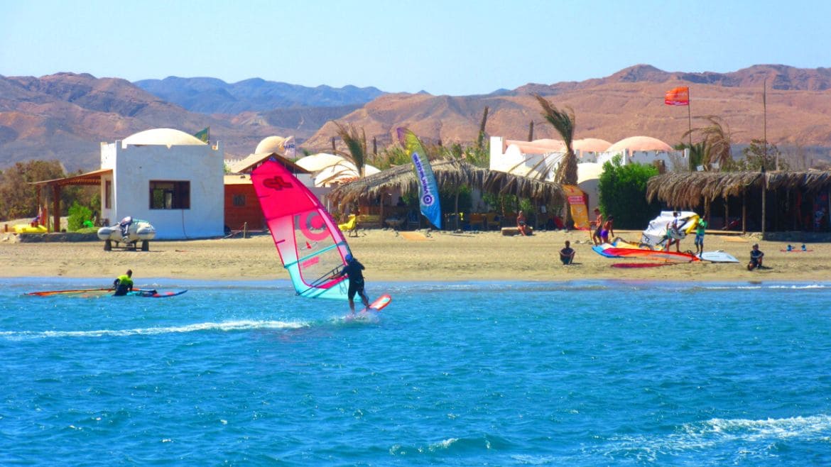 El Naaba: Windsurfen direkt vor der Station