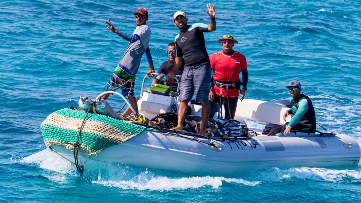 Soma Bay: Das Team der Kite- und Wingsurf Station unterwegs mit dem Zodiac