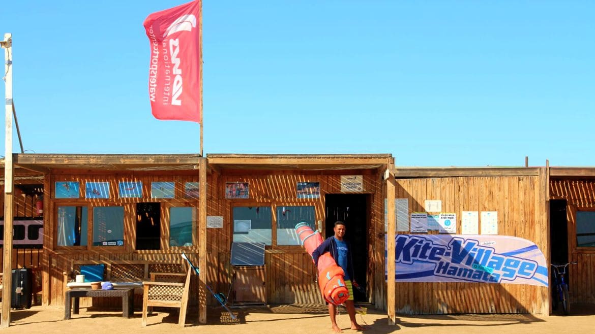 Hamata: Vorderseite der Kitesurfstation Hamata
