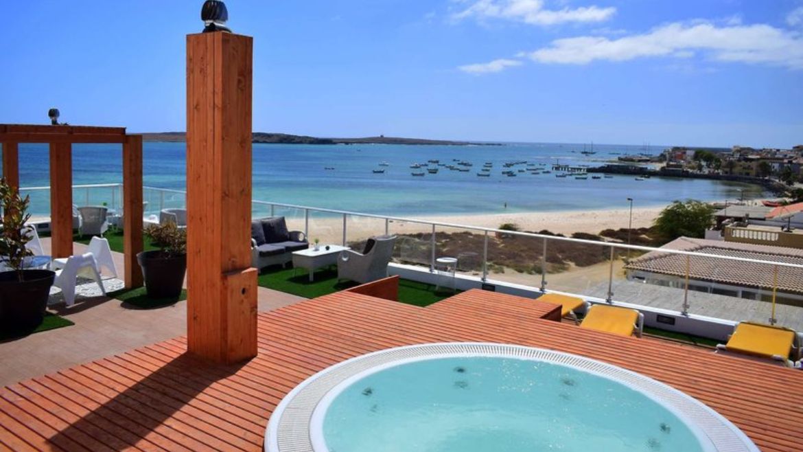 Boa Vista: Whirlpool des Surfhotels mit Blick auf den Strand Boa Vista: Whirlpool des Surfhotels mit Blick auf den Strand