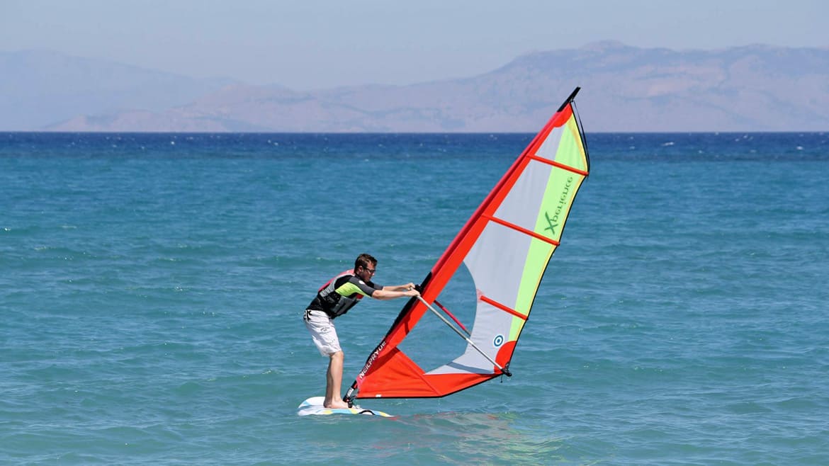 Rhodos Theologos: Ganz egal, ob Anfänger, Aufsteiger oder Könner im Windsurfen