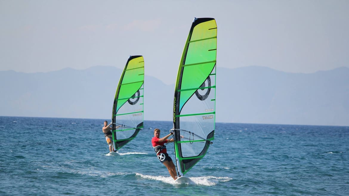 Rhodos Theologos: Windsurfer kommen hier ganz auf ihre kosten