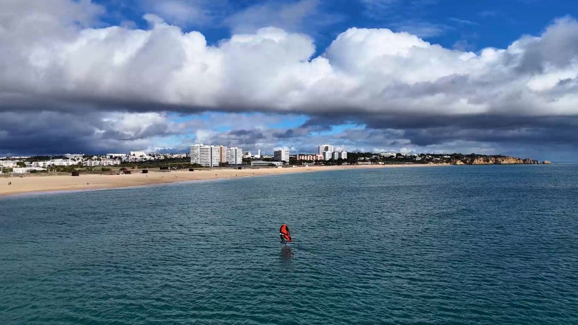 Algarve: Wingfoilen an der Algarve mit top Kulisse Algarve: Wingfoilen an der Algarve mit top Kulisse