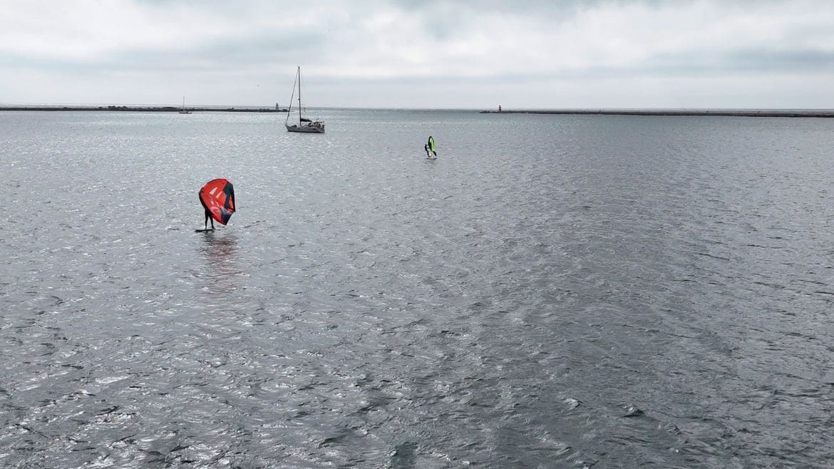 Algarve: Wingfoilen am Praia Grande in Ferragudo Algarve: Wingfoilen am Praia Grande in Ferragudo
