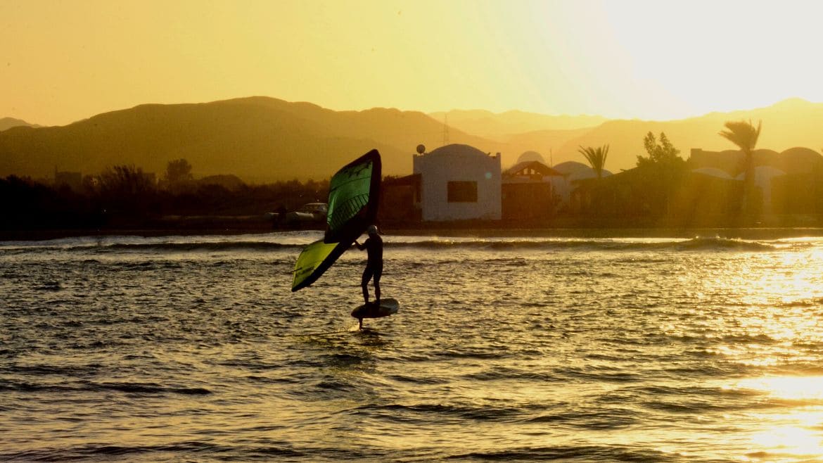 El Naaba: Wingsurfen bis zum Sonnenuntergang