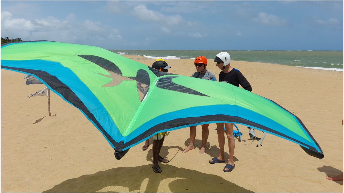 Kappalady: Schulungsbild der Kite- und Wingsurf Station