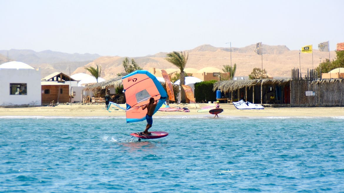 El Naaba: Die Station bietet Wingsurfschulungen an