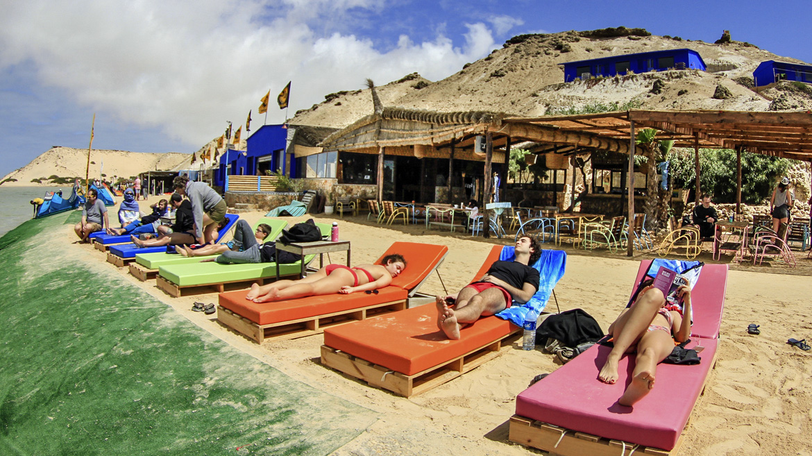 Dakhla: Die Strandbar im Surfhotel