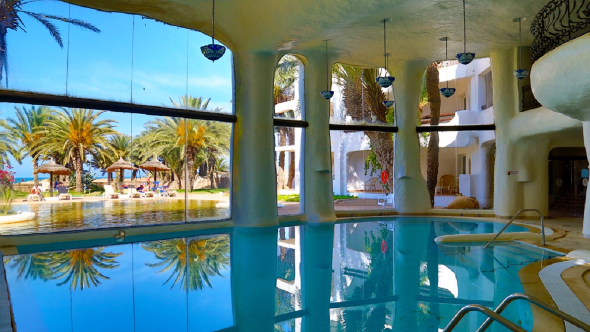 Djerba-Zarzis: Pool im Innenbereich des Komforthotels