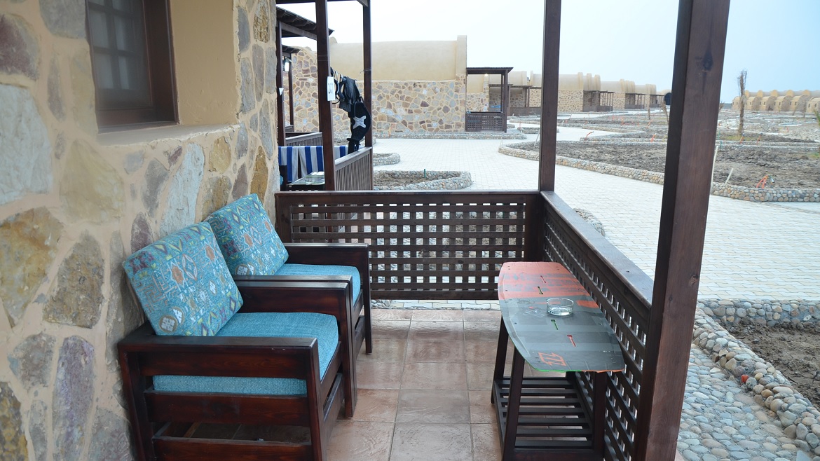 Hamata: Sitzbereich im Freien des Kite Hotels