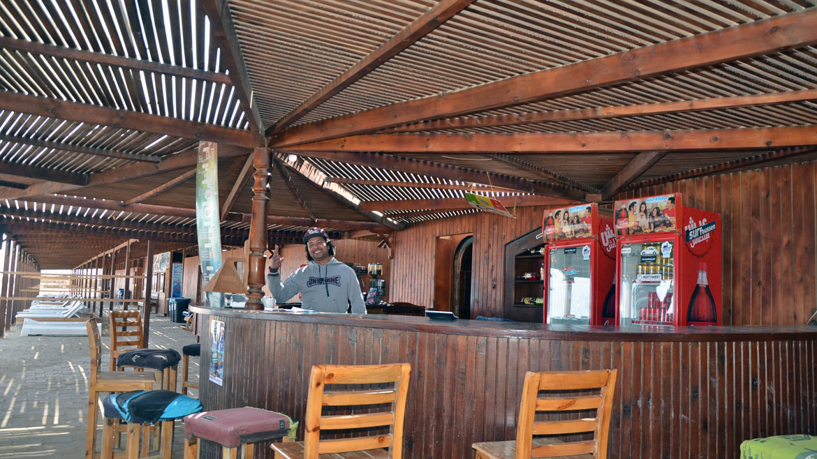 Hamata: Die Bar der Kitesurfstation.