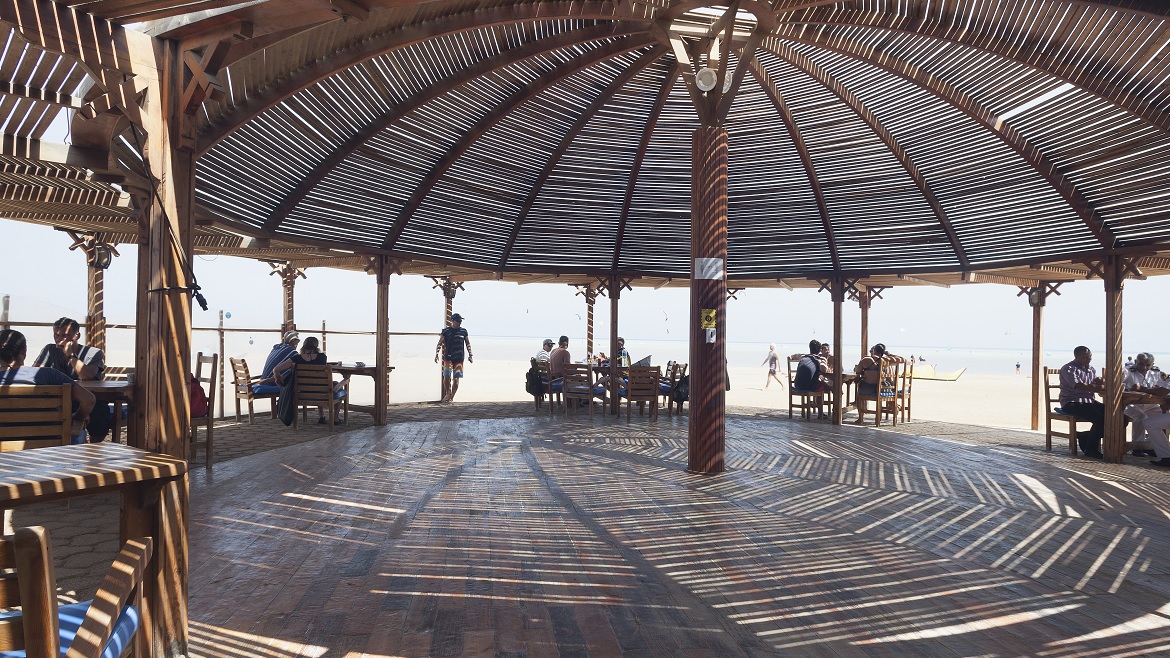 Hamata: Sitzbereich der Bar an der Kitesurfstation.