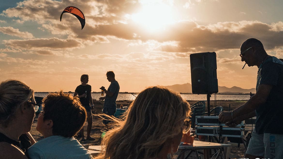 Marsala: Gemütliches Zusammensein am Abend an der Kite- und Windsurf Station